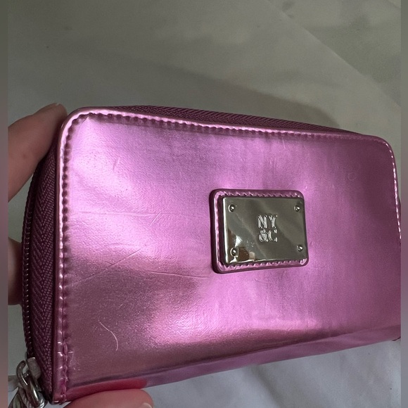 NWT NY& Co hot pink metallic bifold wristlet - Picture 10 of 10